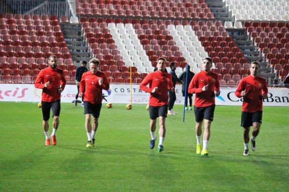 Nano, Corona, Trujillo, Fran Vélez e Isidoro se ejercitan en la vuelta a los entrenamientos.