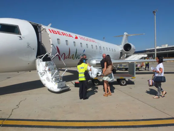 Un avión de Air Nostrum, en Almería.