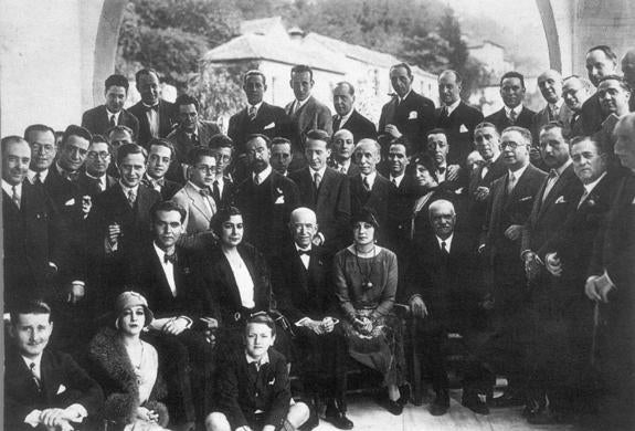 Sobre García Lorca, de pie y con gafas, Joaquín García Labella.