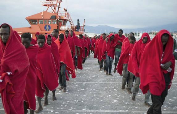 Los inmigrantes a su llegada al puerto de Motril.
