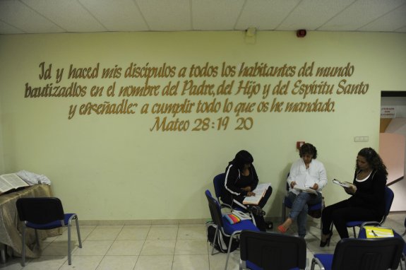 Tres mujeres en una de las muchas iglesias evangélicas que han abierto sus puertas en España en los últimos años.