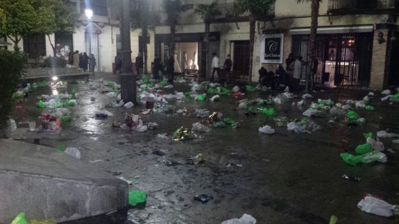 Estado en que quedó la plaza de San Ildefonso la pasada Nochevieja tras el improvisado botellón.