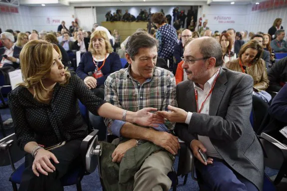 Susana Díaz con Javier Fernández y Javier Lambán (Aragón) en un comité federal del pasado año.