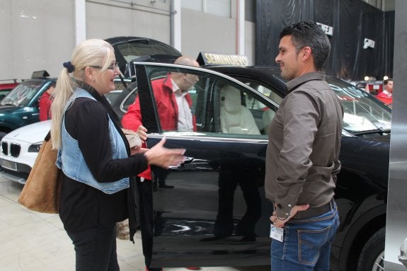 Posibles compradores en la VIII edición del Salón del Vehículo de Ocasión y Seminuevo, en Jaén. 