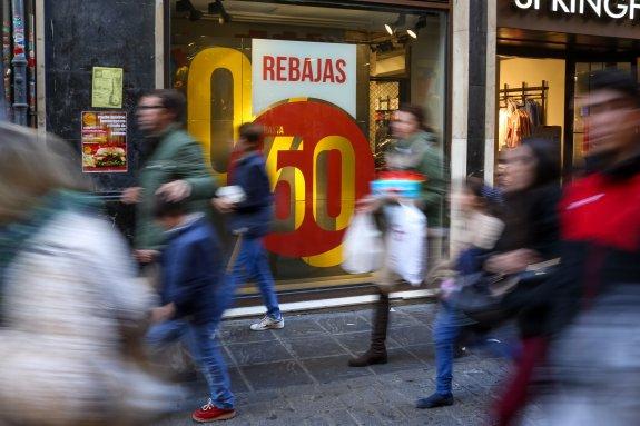 Las calles del centro de Granada estaban ayer a rebosar de gente. :: fermín rodríguez