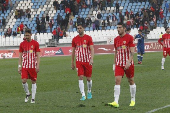 Fidel, Juanjo Expósito y Fran Vélez se retiran con el reflejo de la derrota en sus rostros por no ganar y no salir del descenso.