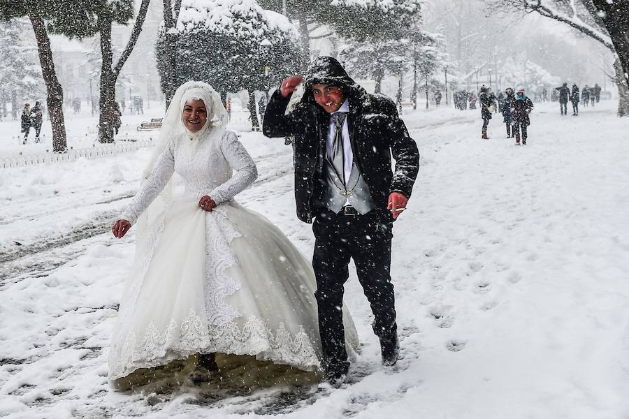 Boda bajo cero. Una pareja de recién casados camina por un parque de Estambul en una imagen tomada el domingo. 