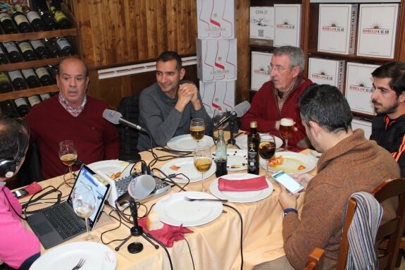 Gregorio Mollejo charla con Víctor Hernández ante la mirada de los tertulianos de Radio Marca Almería.