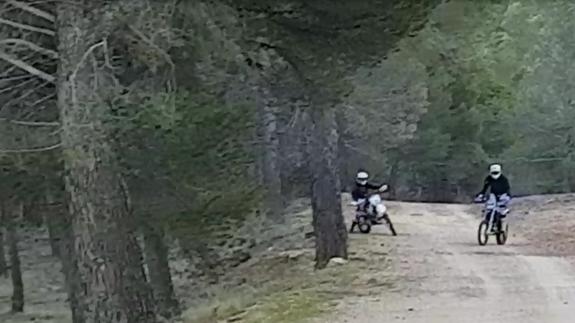 Ecologistas en Acción denuncia destrozos en senderos y montes públicos causados por motos de enduro