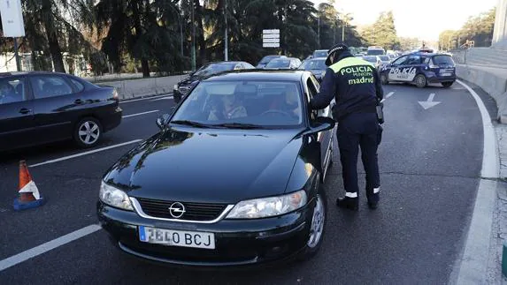 Agentes controlando el tráfico en Madrid.  