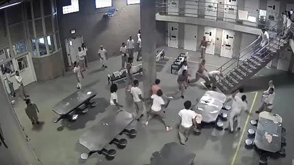Pelea multitudinaria entre dos bandas rivales en una cárcel de Chicago