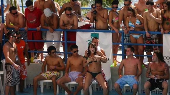 Un grupo de jóvenes practica juegos sexuales durante unas vacaciones de fin de curso. 