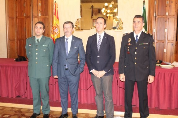 Foto de familia de los galardonados, con Miguel Serrano -TSI- y el delegado José María Martín.