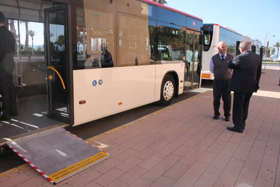 Los nuevos autobuses tienen rampas de acceso a minusválidos, con mensajes en castellano y catalán.