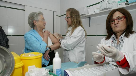 Una mujer se vacuna contra la gripe.