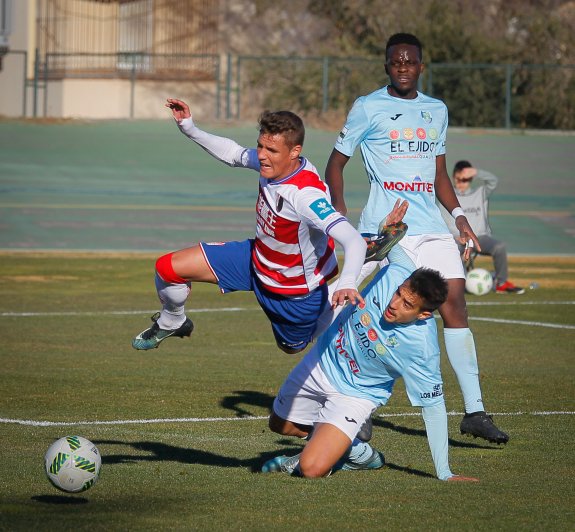 El centrocampista juvenil brasileño Santana, en un lance del partido con un rival.