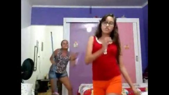 El baile de una madre imitando a su hija que han visto 16 millones de personas