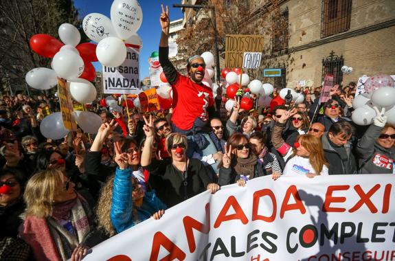 Los manifestantes portaron globos y narices de payaso durante el recorrido.