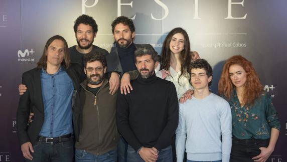 El director Alberto Rodríguez, en el centro, junto con parte del equipo de ‘La Peste’, la ficción que se está rodando en Sevilla. 