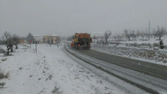 Una quitanieves de la Junta trabaja en el norte de la provincia de Almería.