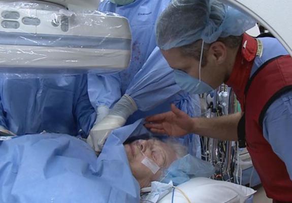 Operan a una mujer de 104 años del corazón con anestesia local