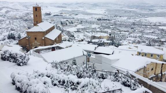 La localidad de Serón tuvo que cerrar ayer las puertas de su instituto y colegio debido a la gran cantidad de nieve.