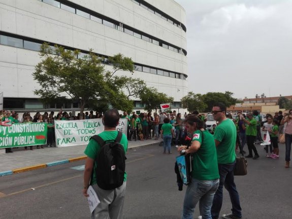 Manifestación de la Marea Verde a las puertas de la Delegación territorial de Educación de la Junta de Andalucía en Almería.