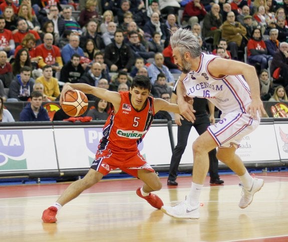Carlos Corts bota frente al veterano Guillermo Rejón en la final de la Copa LEB Plata. 