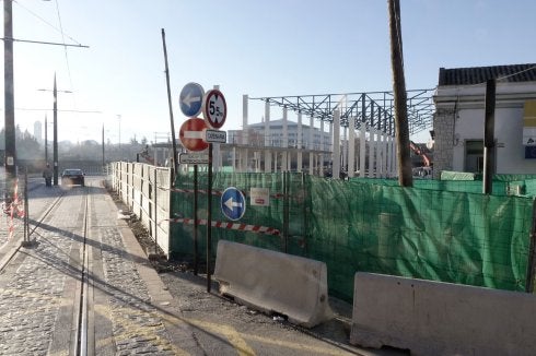 Imagen actual del metropolitano a su paso por la estación de Andaluces.