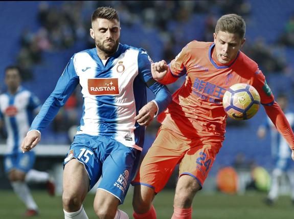 Kravets intenta proteger la pelota ante el espanyolista David López.