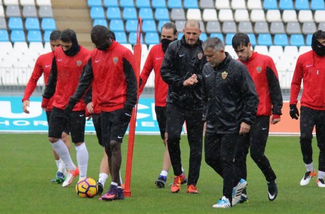 El Almería se encierra para preparar el partido frente al Oviedo