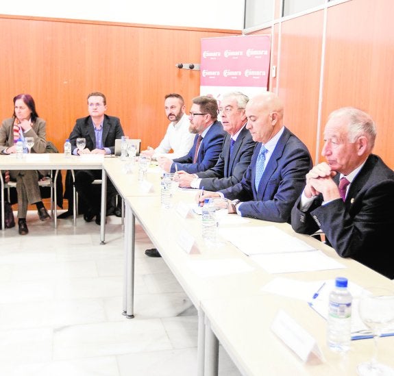La Mesa de las Infraestructuras se reunió ayer por primera vez desde julio de 2013, antes del ciclo electoral.