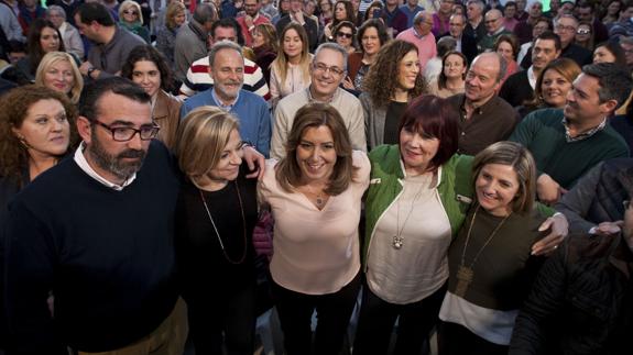 Susana Díaz, en Alcalá de los Gazules con Elena Valenciano, Micaela Navarro y militantes de Cádiz.