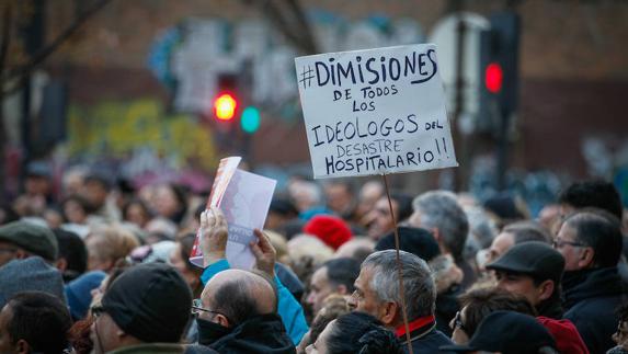 La Junta deroga la fusión hospitalaria y dimite Martín Blanco