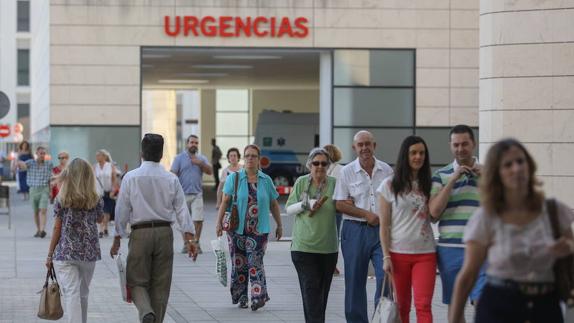 Pacientes y usuarios del hospital Clínico del PTS en el primer día de su entrada en funcionamiento. 