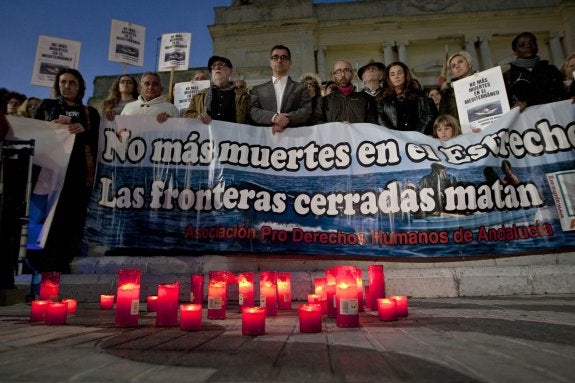 Concretación, anoche en Barbate, por la muerte del menor aparecido ahogado.