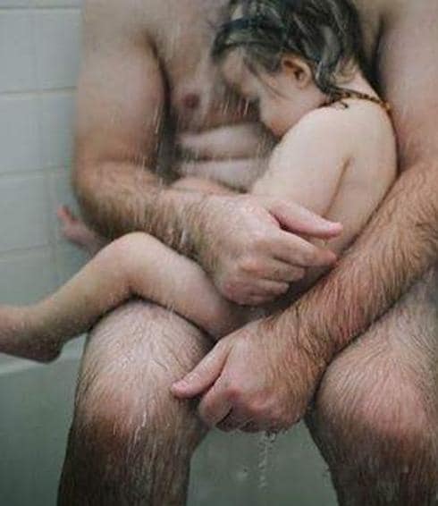 Juzgan a una madre por colgar en Facebook una foto de su bebé desnudo y enfermo