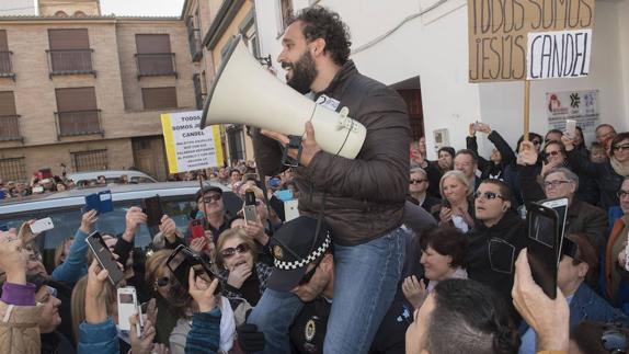 Albolote abrirá expediente informativo al agente que llevó a hombros a Candel