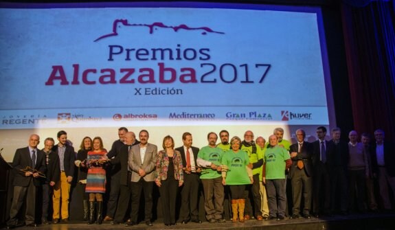 Foto de familia de los galardonados en la décima edición de los premios de Amigos de la Alcazaba.