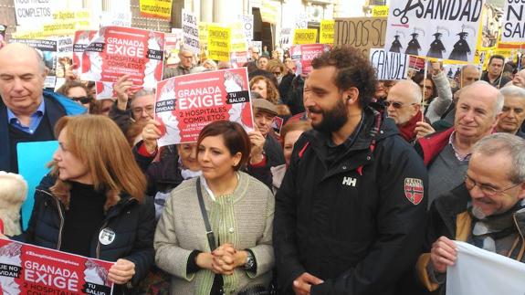 En directo | Concentración en Plaza Nueva por "la derogación de la fusión hospitalaria"