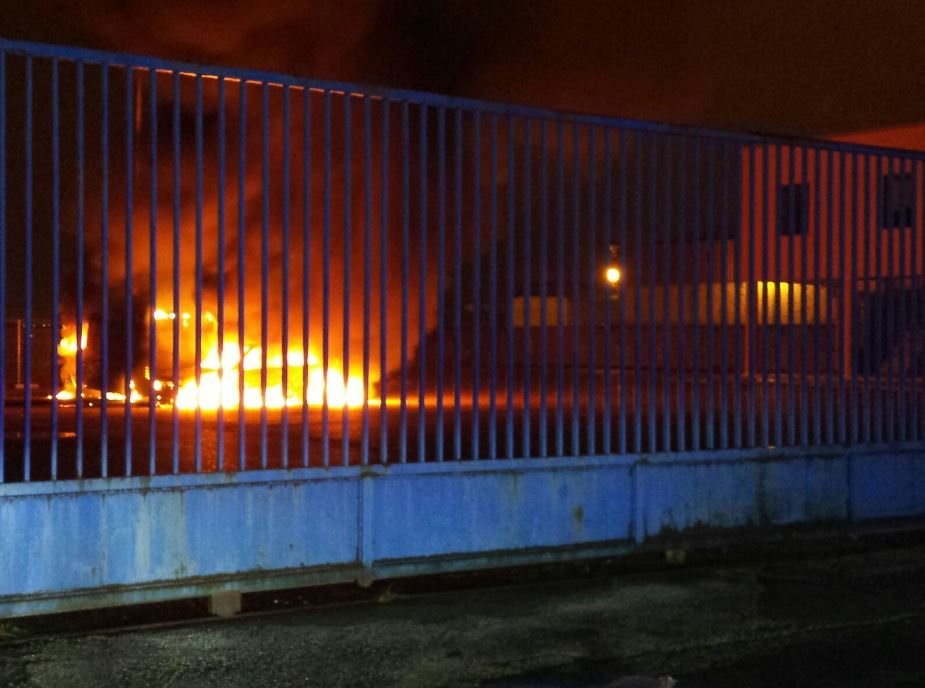 Vándalos queman dos coches abandonados en Bailén