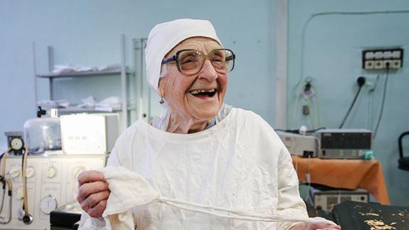 Alla, la cirujana de 89 años que lleva a cabo 4 operaciones al día