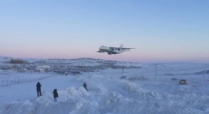 Espectacular aterrizaje de un gigantesco Antonov AN-124 en una pista helada