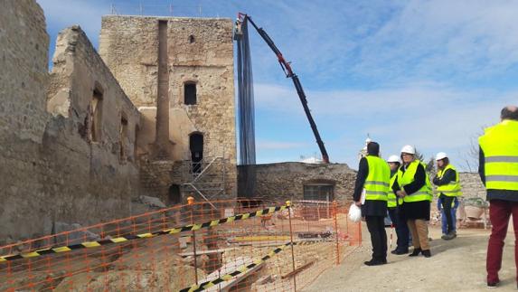 La subdelegada del Gobierno en Jaén, Francisca Molina, observa las obras. 