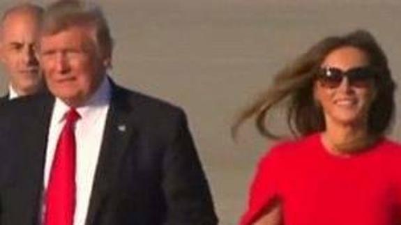 El gesto de desprecio de Trump a su esposa enfada a la red
