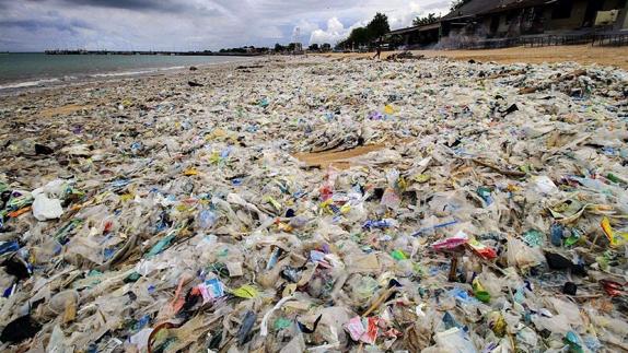 Montaña de plásticos en Bali