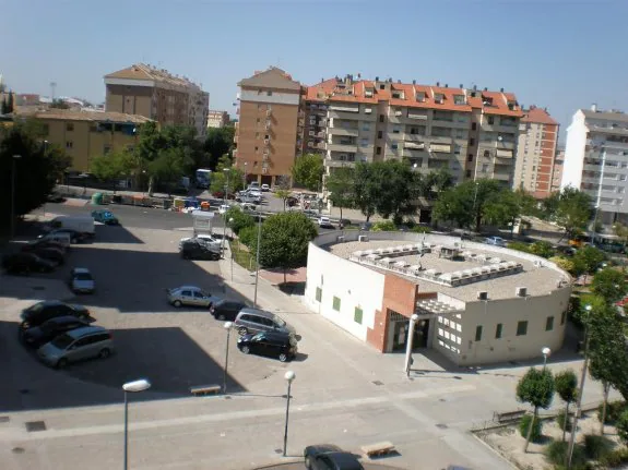Centro de barrio del Polígono del Valle, a la derecha.