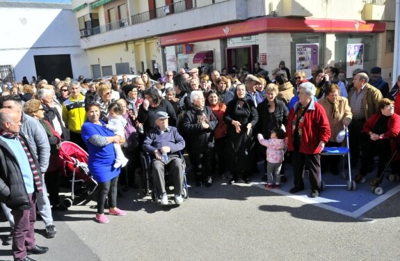 Los vecinos se concentraron pacíficamente a las puertas de la sucursal, ayer por la mañana. 