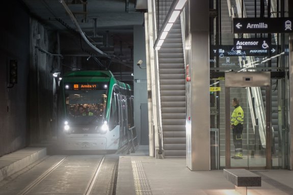 Imagen del tren llegando en pruebas a la estación subterránea de Alcázar del Genil.