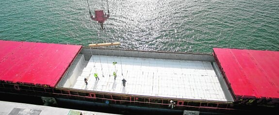 Estibadores cargando un barco con 28.000 toneladas de pasta de papel, ayer en el puerto de Motril. 